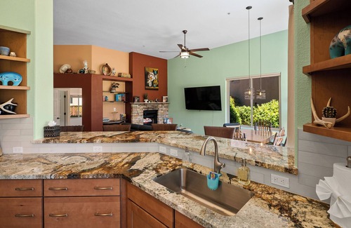 Oak Creek House | Red Rock Views! Pool~Pickleball~Hike~Golf, Deck Overlooks the 9th Green! Sedona