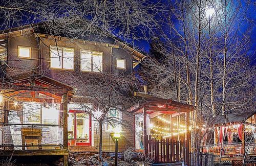 Idledale House | Red Rocks Chalet w/ Dream Kitchen: Extended Stays