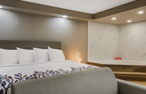 North Aurora Hotel | Red Roof Inn & Conference Center Chicago - N Aurora/Naperville
