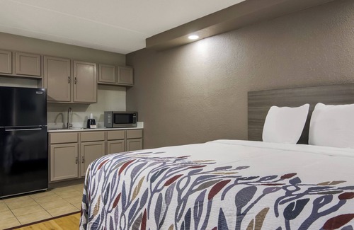 North Aurora Hotel | Red Roof Inn & Conference Center Chicago - N Aurora/Naperville