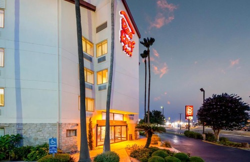 Bonanza Hotel | Red Roof Inn Laredo