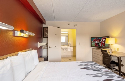 Cranberry Township Hotel | Red Roof Inn Pittsburgh North - Cranberry Township