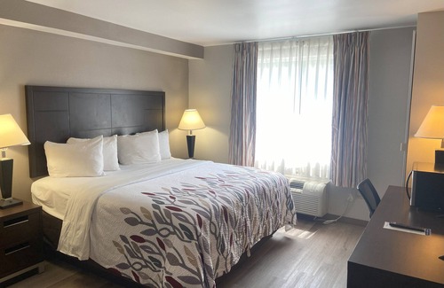 Ross Township Hotel | Red Roof Inn Pittsburgh - McKnight Rd