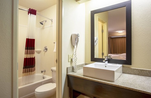 Willowbrook Hotel | Red Roof Inn PLUS+ Chicago - Willowbrook