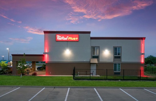 Burleson Hotel | Red Roof Inn PLUS+ Fort Worth - Burleson