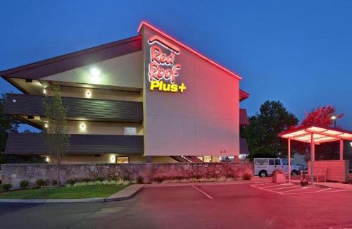 Essington Hotel | Red Roof Inn PLUS+ Philadelphia Airport