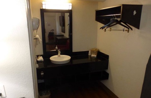 Florissant Hotel | Red Roof Inn St Louis - Florissant