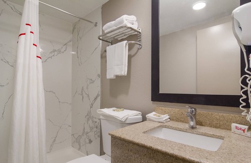 Dock Junction Hotel | Red Roof Inn & Suites Brunswick I-95