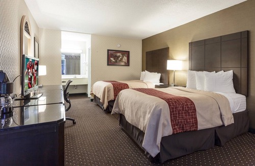DeKalb Hotel | Red Roof Inn & Suites DeKalb
