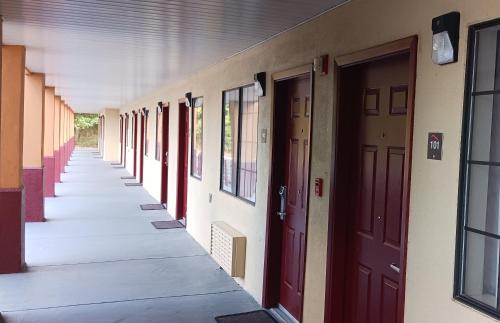 Richland Hotel | Red Roof Inn & Suites Jackson - Richland