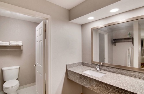 Florida Panhandle Hotel | Red Roof Inn & Suites Pensacola - NAS Corry