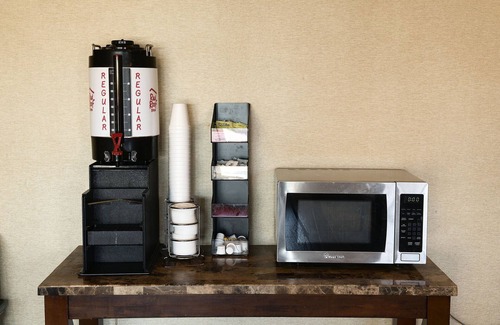 Council Bluffs Hotel | Red Roof Inn & Suites Omaha - Council Bluffs