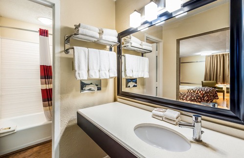 Wapakoneta Hotel | Red Roof Inn & Suites Wapakoneta