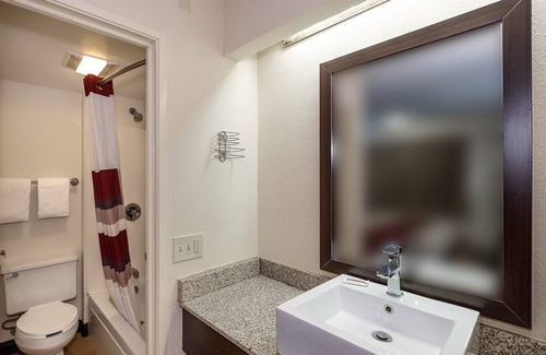 Maumee Hotel | Red Roof Inn Toledo - Maumee