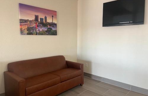 North San Antonio - SAT Hotel | Red Roof PLUS San Antonio Northeast
