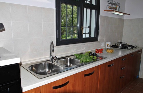 Itri House | RED ROSES ground floor flat in villa