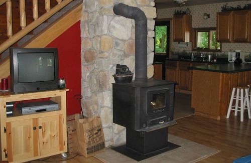 Rapid River House | Red's Cedar Lodge, Quiet, Relaxing and Private,