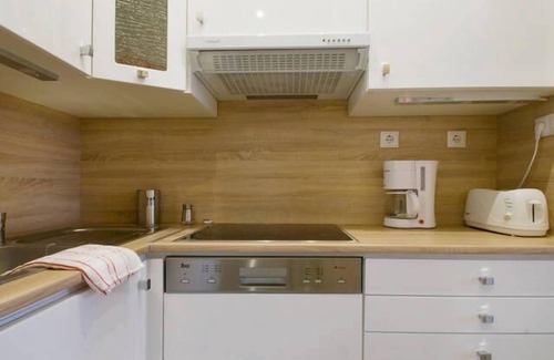 Terezvaros Apartment | RED STUDIO OKTOGON ANDRASSY Mezzanine Room DUPLEXSTYLE