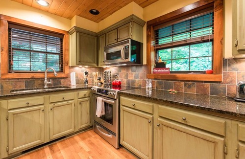 Mirror Lake Cabin | Red Top Treehouse Cabin in Mirror Lake and minutes to downtown-Dog Friendly!
