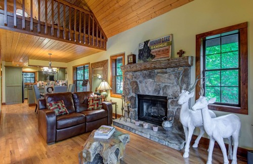 Mirror Lake Cabin | Red Top Treehouse Cabin in Mirror Lake and minutes to downtown-Dog Friendly!