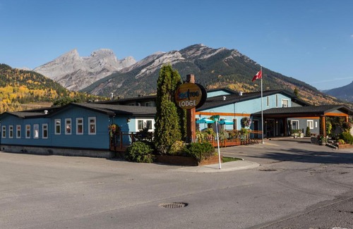 East Kootenay Hotel | Red Tree Lodge