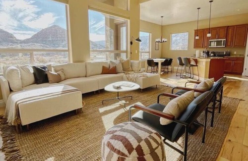 Redlands House | Red Vista Views: Serenity at the Monument