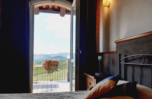 La Morra House | Red Wine - Guest House