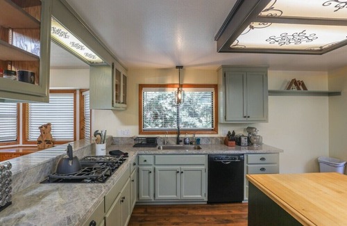 Oakhurst House | Redbud Cabin and Spa 30 Minutes to Yosemite!