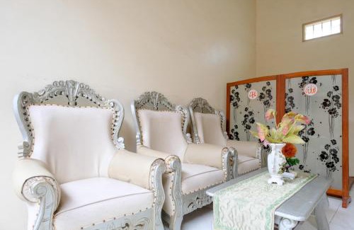 Tulungagung Hotel | RedDoorz at Dewanti Syariah near Stasiun Tulungagung