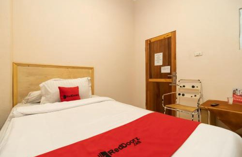 Medan Hotel | RedDoorz At Fella Homestay Medan