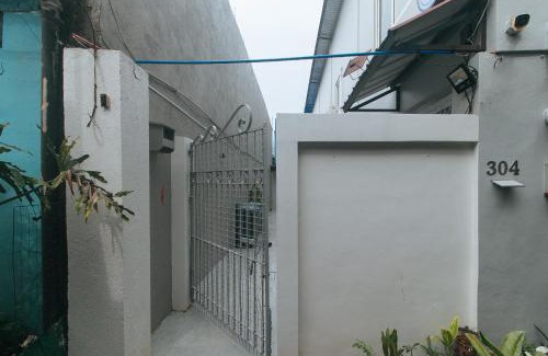 Santa Mesa Hotel | RedDoorz at Qhouzz near PUP