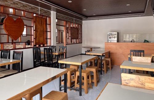 Medan Hotel | RedDoorz at Rose House Simpang Pemda Medan Selayan