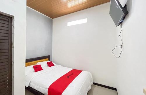 Medan Hotel | RedDoorz at Rose House Simpang Pemda Medan Selayan