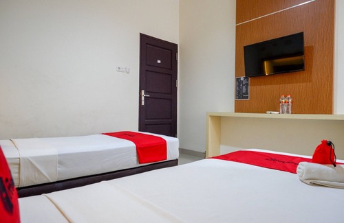 Palu Hotel | RedDoorz @ Hotel Bumi Palupy