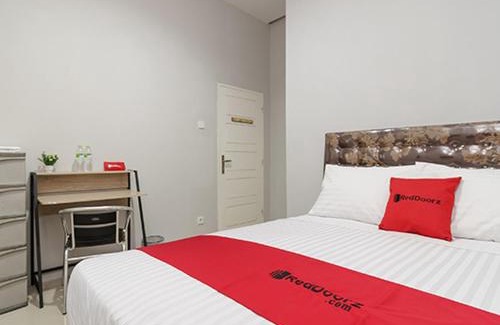 Palembang Hotel | RedDoorz @ Jalan Demang Lebar Raya Palembang