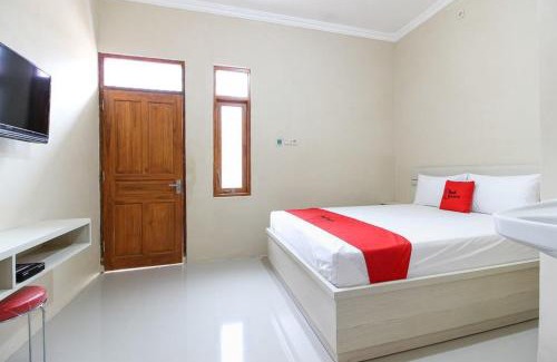 Banjarsari House | RedDoorz near Balekambang City Park