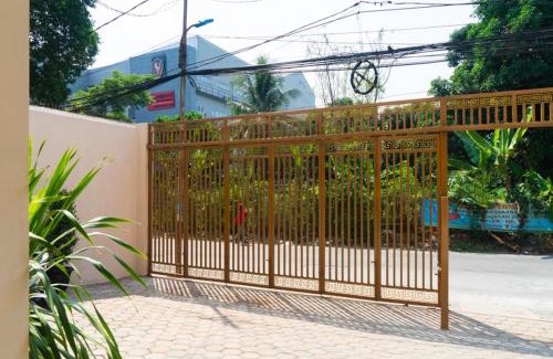 East Jakarta House | RedDoorz near Cipinang Indah Mall