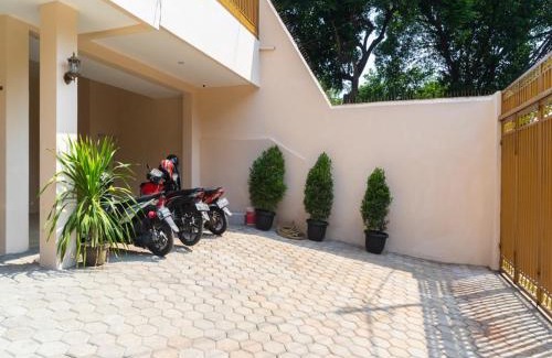 East Jakarta House | RedDoorz near Cipinang Indah Mall