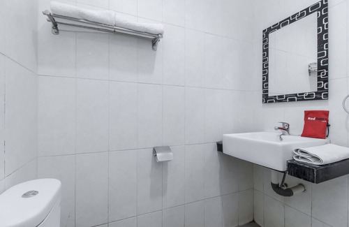 West Cirebon Hotel | RedDoorz near Goa Sunyaragi