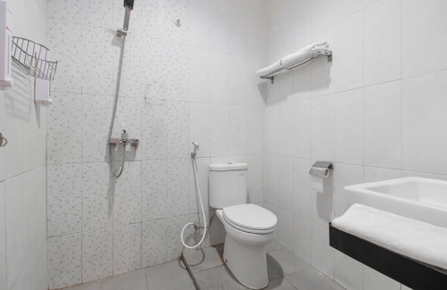 West Cirebon Hotel | RedDoorz near Goa Sunyaragi