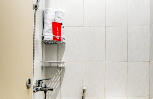 East Jakarta Hotel | RedDoorz near Graha Cijantung Mall