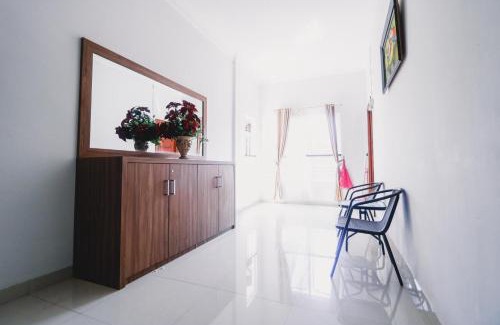 Medan House | RedDoorz near Hermes Place Polonia Medan