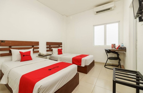 Padang Hotel | RedDoorz near Jembatan Siti Nurbaya Padang