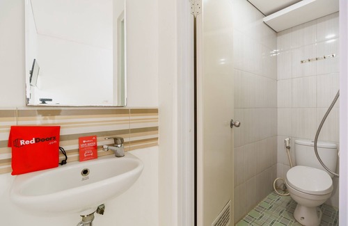 Padang Hotel | RedDoorz near Jembatan Siti Nurbaya Padang