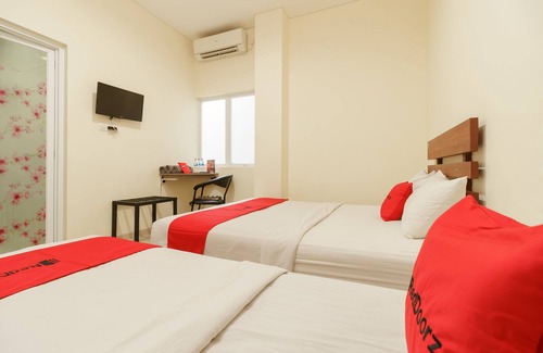 Padang Hotel | RedDoorz near Jembatan Siti Nurbaya Padang