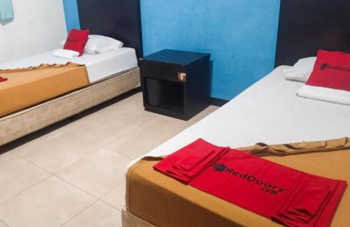 Palembang Hotel | RedDoorz near Living Plaza Palembang