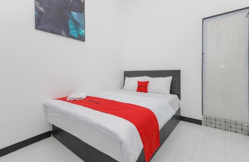 Wonokromo Hotel | RedDoorz near Mayapada Hospital Surabaya