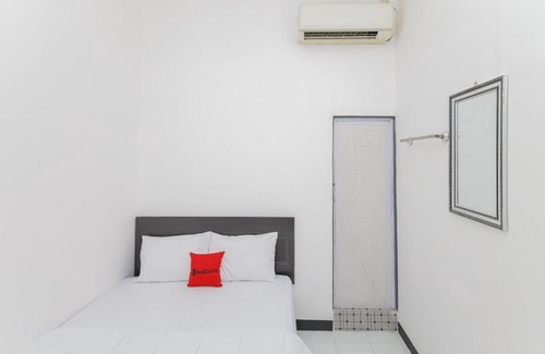 Wonokromo Hotel | RedDoorz near Mayapada Hospital Surabaya