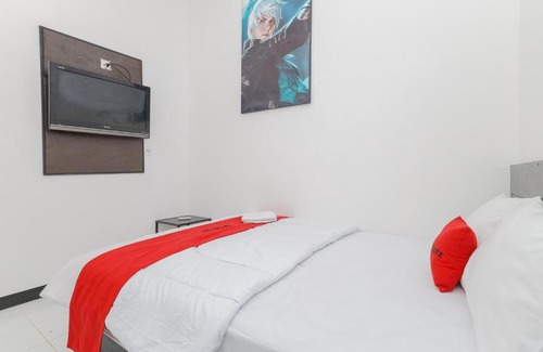 Wonokromo Hotel | RedDoorz near Mayapada Hospital Surabaya