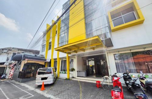 Palmerah Hotel | RedDoorz Near Stasiun Tanah Abang